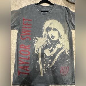 Red (Taylor's Version) UO Exclusive Taylor Swift Graphic T-Shirt